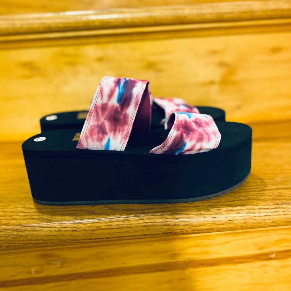 NWOT- Urban Outfitters Tie Dye platform sandal - Picture 4 of 7